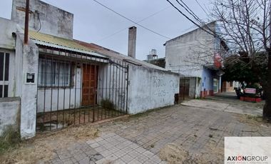 73 E/ 121 y 122-Casa en venta a reciclar de 4 dormitorios + depto nuevo