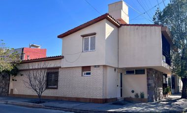 Casa en venta de 4 dormitorios c/ cochera en Ciudad de Nieva