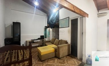 Casa sobre lote de 8.66x36 con local, garage y terraza, Mataderos.
