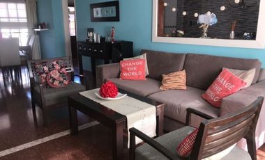 Casa En Venta En Caisamar 3 Ambientes Con Dependencia, Garaje Doble Y Quincho