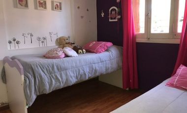 Casa En Venta En Caisamar 3 Ambientes Con Dependencia, Garaje Doble Y Quincho