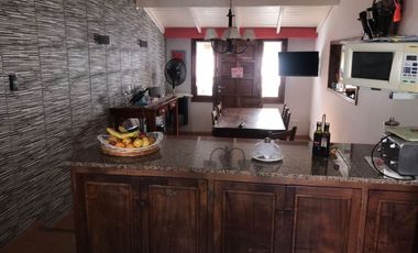 Casa En Venta En Caisamar 3 Ambientes Con Dependencia, Garaje Doble Y Quincho