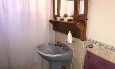 Casa En Venta En Caisamar 3 Ambientes Con Dependencia, Garaje Doble Y Quincho