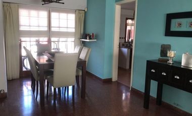Casa En Venta En Caisamar 3 Ambientes Con Dependencia, Garaje Doble Y Quincho