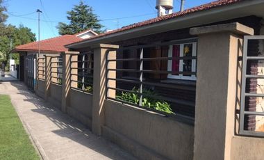 Casa En Venta En Caisamar 3 Ambientes Con Dependencia, Garaje Doble Y Quincho