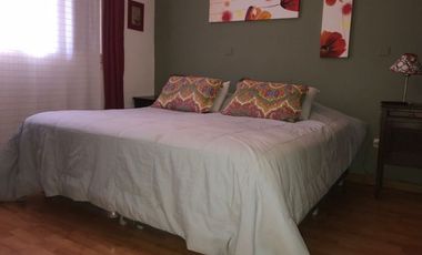 Casa En Venta En Caisamar 3 Ambientes Con Dependencia, Garaje Doble Y Quincho
