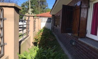 Casa En Venta En Caisamar 3 Ambientes Con Dependencia, Garaje Doble Y Quincho