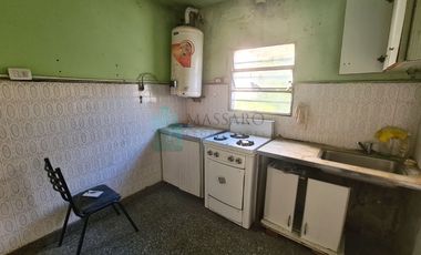 Casa sobre lote propio, 4 ambientes con patio y fondo libre, Villa Sarmiento.