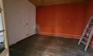 Casa sobre lote propio, 4 ambientes con patio y fondo libre, Villa Sarmiento.