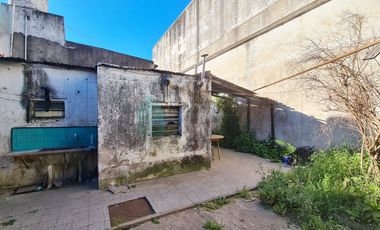 Casa sobre lote propio, 4 ambientes con patio y fondo libre, Villa Sarmiento.