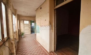 Casa sobre lote propio, 4 ambientes con patio y fondo libre, Villa Sarmiento.
