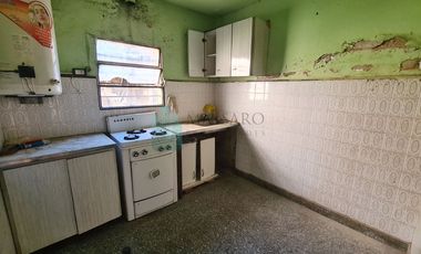 Casa sobre lote propio, 4 ambientes con patio y fondo libre, Villa Sarmiento.