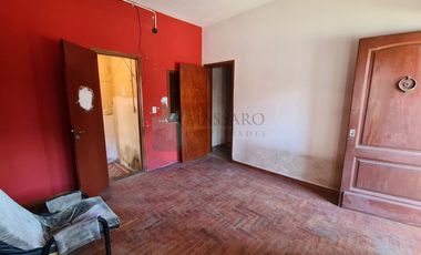 Casa sobre lote propio, 4 ambientes con patio y fondo libre, Villa Sarmiento.