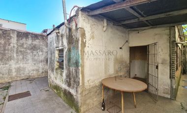 Casa sobre lote propio, 4 ambientes con patio y fondo libre, Villa Sarmiento.