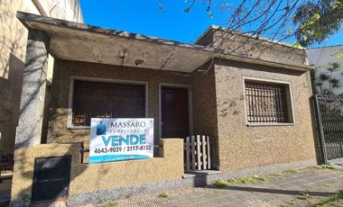 Casa sobre lote propio, 4 ambientes con patio y fondo libre, Villa Sarmiento.