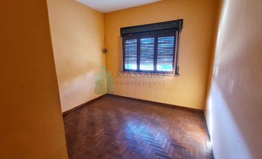 Casa sobre lote propio, 4 ambientes con patio y fondo libre, Villa Sarmiento.