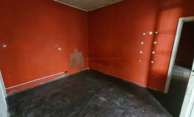 Casa sobre lote propio, 4 ambientes con patio y fondo libre, Villa Sarmiento.