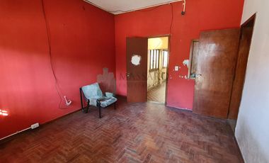 Casa sobre lote propio, 4 ambientes con patio y fondo libre, Villa Sarmiento.
