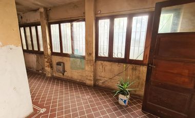 Casa sobre lote propio, 4 ambientes con patio y fondo libre, Villa Sarmiento.
