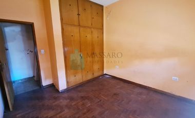 Casa sobre lote propio, 4 ambientes con patio y fondo libre, Villa Sarmiento.