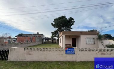 Casa en venta de 2 dormitorios c/ cochera en Costa Azul