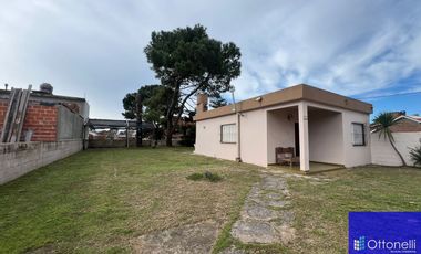 Casa en venta de 2 dormitorios c/ cochera en Costa Azul