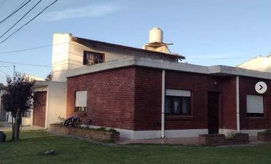 Casa en venta de 3 dormitorios c/ cochera .Caisamar. Permuta por ph menor valor