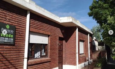 Casa en venta de 3 dormitorios c/ cochera .Caisamar. Permuta por ph menor valor