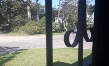 Casa en venta de 3 dormitorios c/ cochera .Caisamar. Permuta por ph menor valor