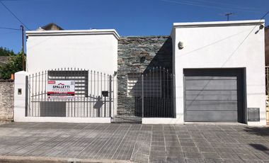 Casa en venta de 3 dormitorios c/ cochera en Ramos Mejía