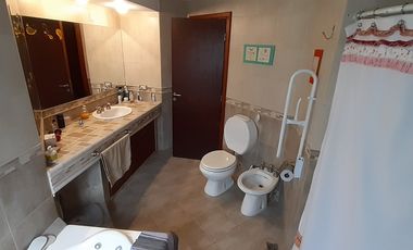 EXTRAORDINARIO CHALET SOBRE DOS LOTES LINDEROS AL GOLF