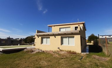 MODERNO CHALET EN VENTA EN SIERRA DE LOS PADRES. BARRIO CAMINITO DEL ANGEL