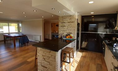 MODERNO CHALET EN VENTA EN SIERRA DE LOS PADRES. BARRIO CAMINITO DEL ANGEL