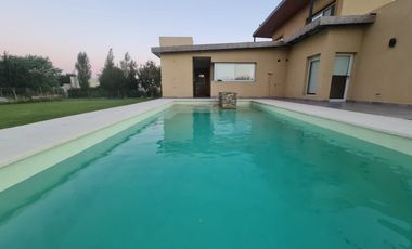 MODERNO CHALET EN VENTA EN SIERRA DE LOS PADRES. BARRIO CAMINITO DEL ANGEL