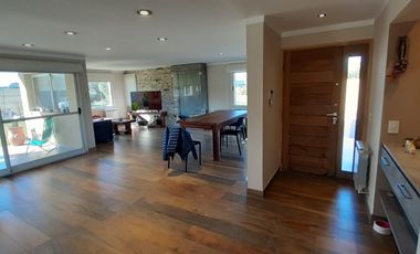 MODERNO CHALET EN VENTA EN SIERRA DE LOS PADRES. BARRIO CAMINITO DEL ANGEL