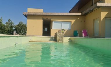 MODERNO CHALET EN VENTA EN SIERRA DE LOS PADRES. BARRIO CAMINITO DEL ANGEL