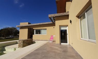 MODERNO CHALET EN VENTA EN SIERRA DE LOS PADRES. BARRIO CAMINITO DEL ANGEL