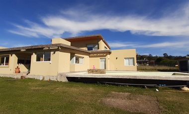 MODERNO CHALET EN VENTA EN SIERRA DE LOS PADRES. BARRIO CAMINITO DEL ANGEL