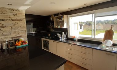 MODERNO CHALET EN VENTA EN SIERRA DE LOS PADRES. BARRIO CAMINITO DEL ANGEL