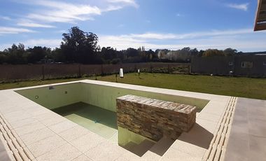MODERNO CHALET EN VENTA EN SIERRA DE LOS PADRES. BARRIO CAMINITO DEL ANGEL