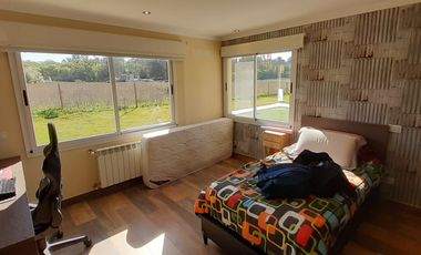 MODERNO CHALET EN VENTA EN SIERRA DE LOS PADRES. BARRIO CAMINITO DEL ANGEL