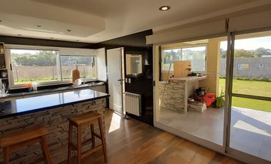 MODERNO CHALET EN VENTA EN SIERRA DE LOS PADRES. BARRIO CAMINITO DEL ANGEL