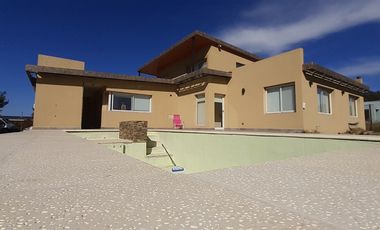 MODERNO CHALET EN VENTA EN SIERRA DE LOS PADRES. BARRIO CAMINITO DEL ANGEL