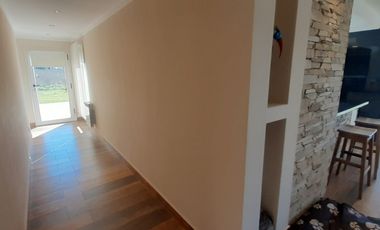 MODERNO CHALET EN VENTA EN SIERRA DE LOS PADRES. BARRIO CAMINITO DEL ANGEL