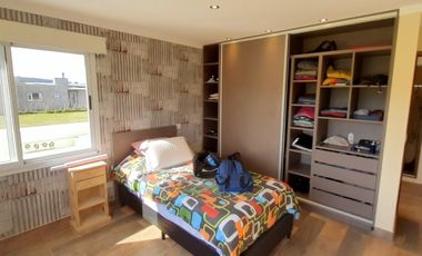MODERNO CHALET EN VENTA EN SIERRA DE LOS PADRES. BARRIO CAMINITO DEL ANGEL