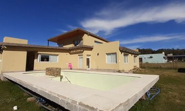 MODERNO CHALET EN VENTA EN SIERRA DE LOS PADRES. BARRIO CAMINITO DEL ANGEL
