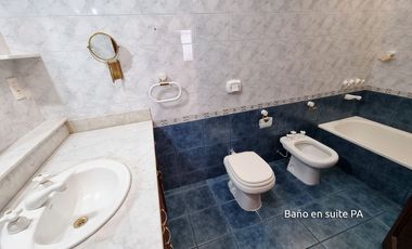 Casa en venta de 10 ambinetes c/ cochera en Centro de Jujuy