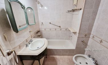 Casa en venta de 10 ambinetes c/ cochera en Centro de Jujuy