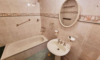 Casa en venta de 10 ambinetes c/ cochera en Centro de Jujuy