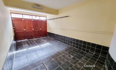 Casa en venta de 10 ambinetes c/ cochera en Centro de Jujuy